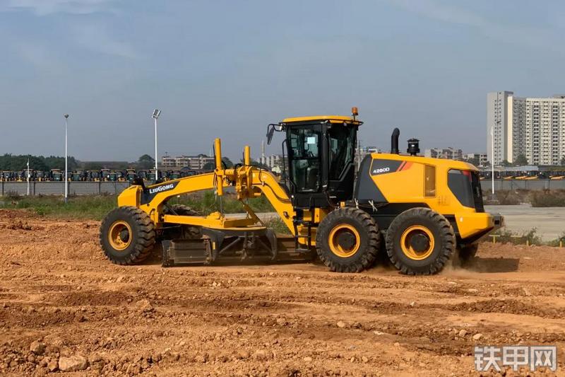 柳工CLG4260D平地机整机外观