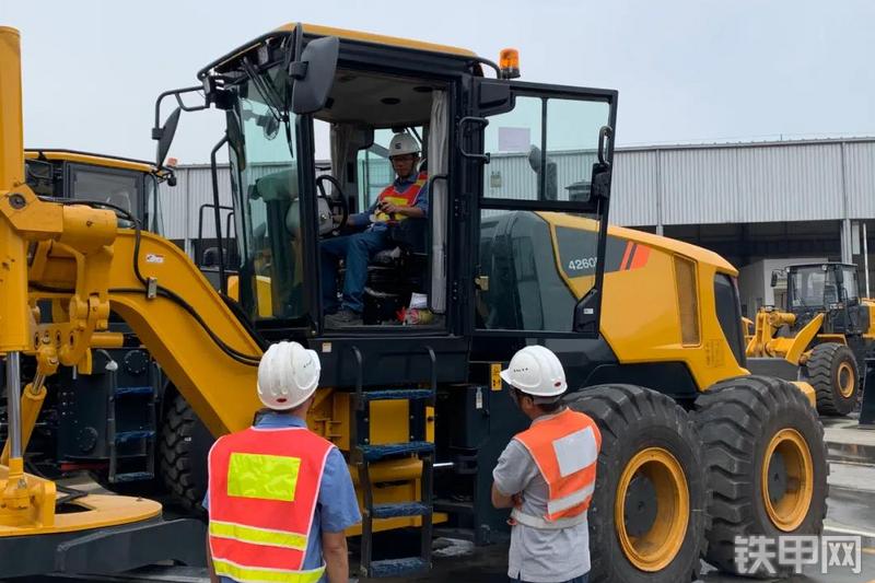 柳工CLG4260D平地机整机外观