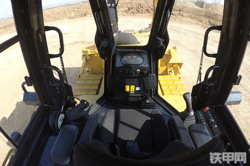 山工SEM818D推土机局部