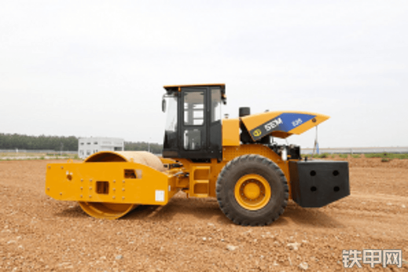 山工SEM526压路机整机外观