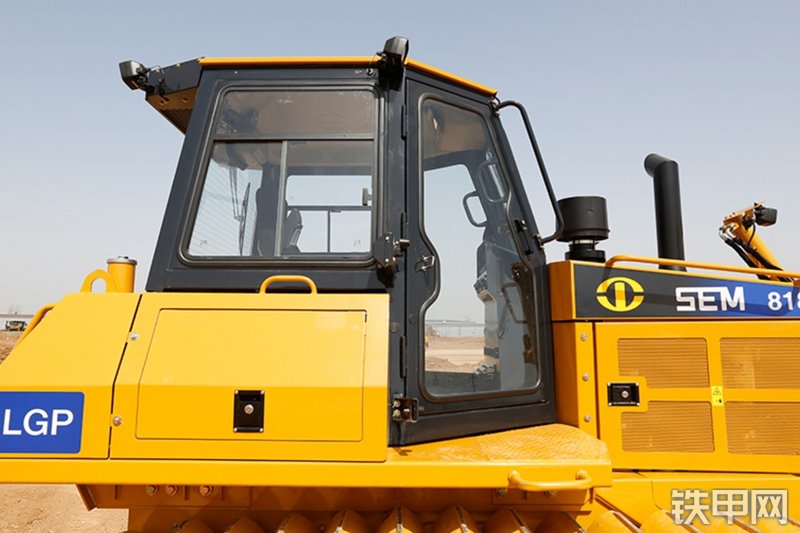 山工SEM818D推土机局部