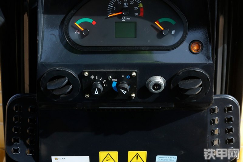 山工SEM818D推土机局部