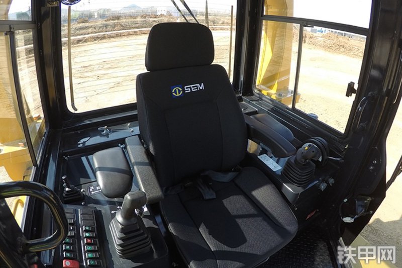 山工SEM818D推土机局部