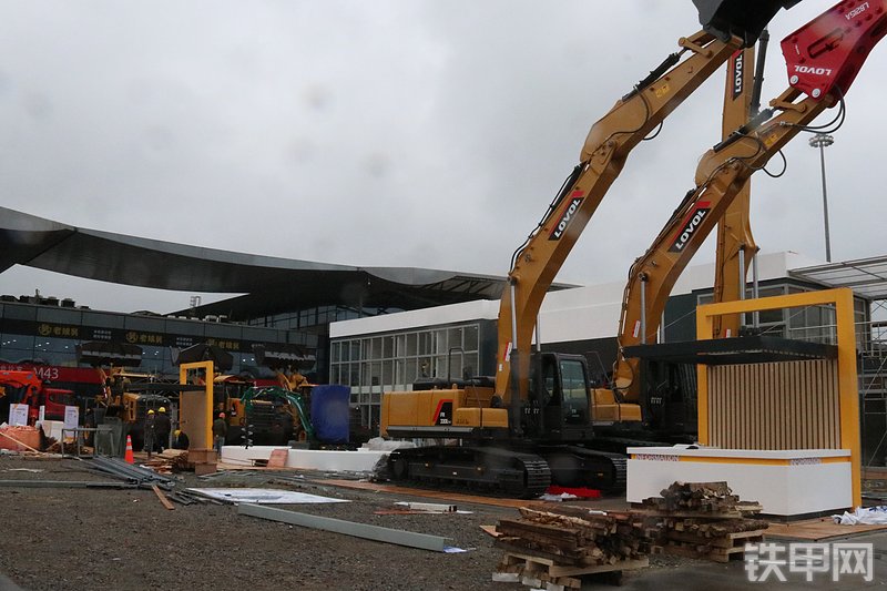 雷沃重工FR330E2-H挖掘机整机外观