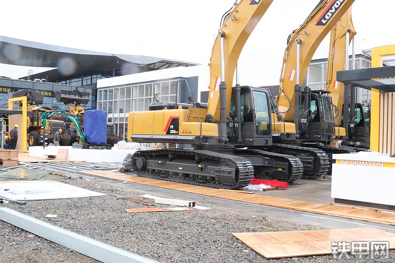 雷沃重工FR330E2-H挖掘机整机外观