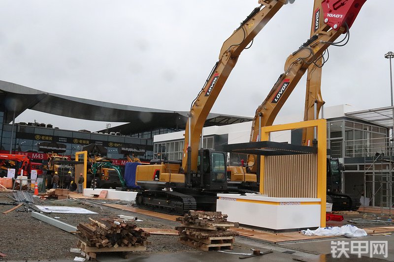 雷沃重工FR330E2-H挖掘机整机外观