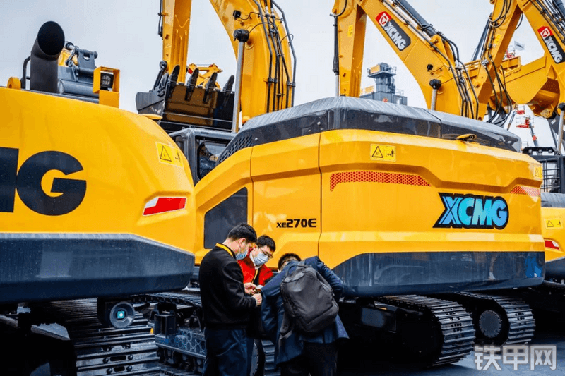 徐工XE270E电动挖掘机整机外观