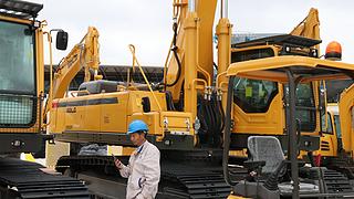 山东临工E6500F挖掘机展会( )