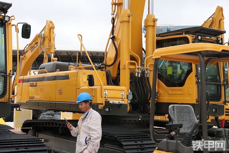 山东临工E6500F挖掘机展会( )