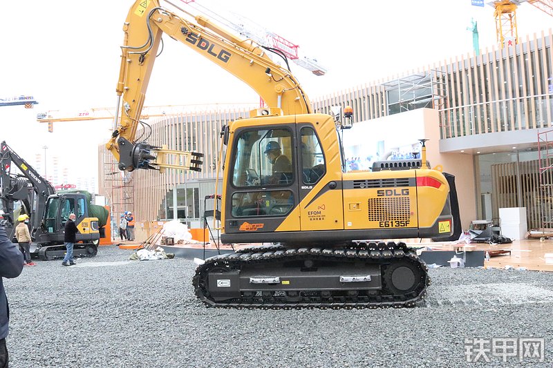 山东临工E6135F挖掘机展会( )