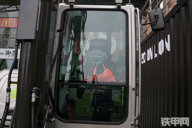 中联重科ZE55G挖掘机局部