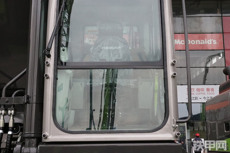 中联重科ZE375G国四挖掘机局部