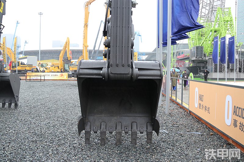 沃尔沃EC230电动挖掘机局部