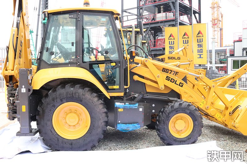 山东临工B877F挖掘装载机整机外观