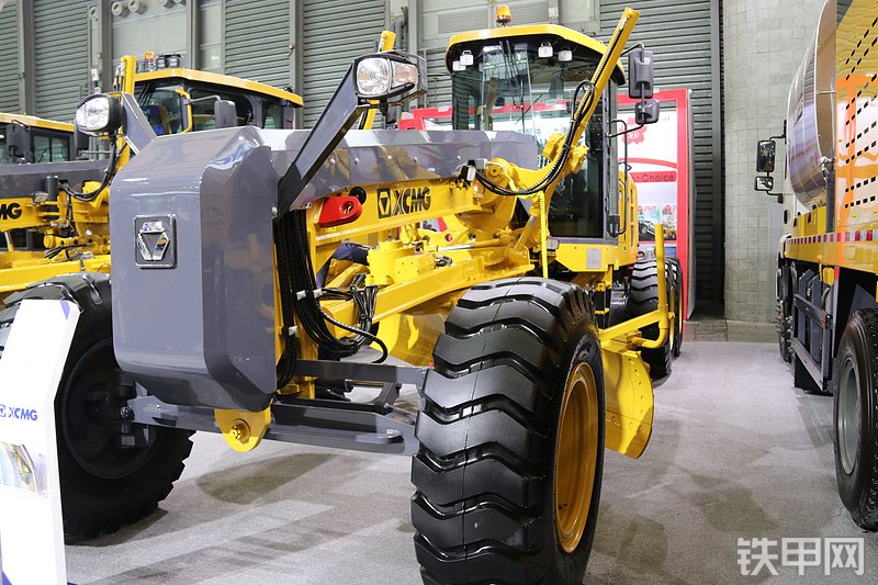 徐工GR1805T3平地机整机外观