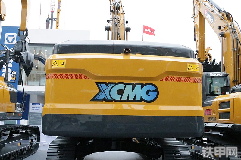 徐工XE270E电动挖掘机整机外观