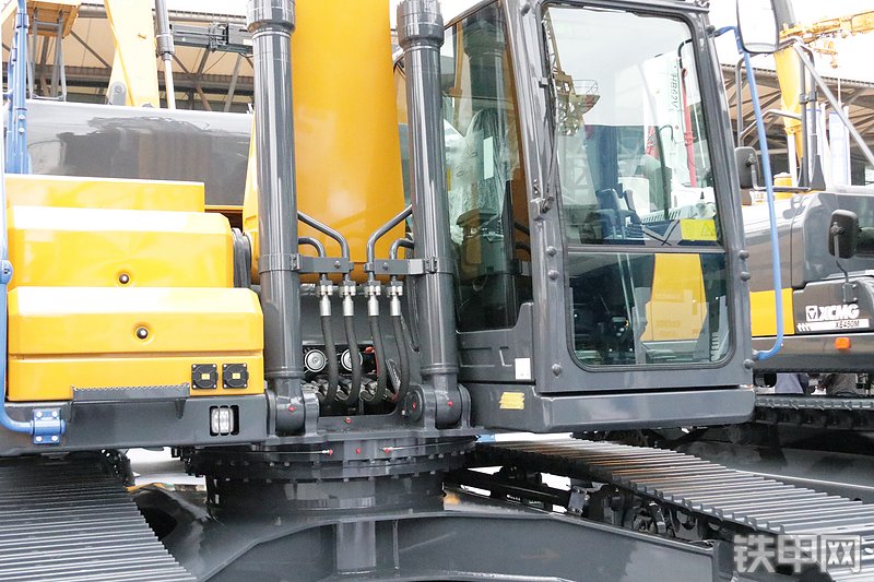 徐工XE270E电动挖掘机局部