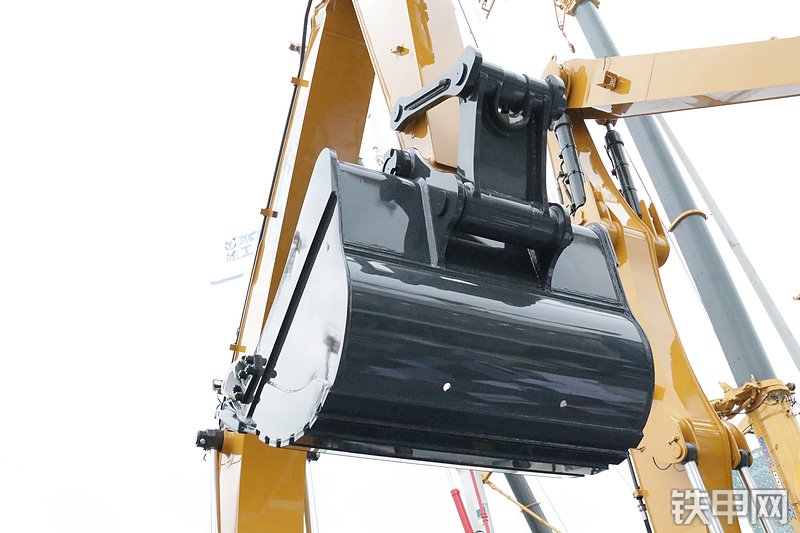 徐工XE270E电动挖掘机局部