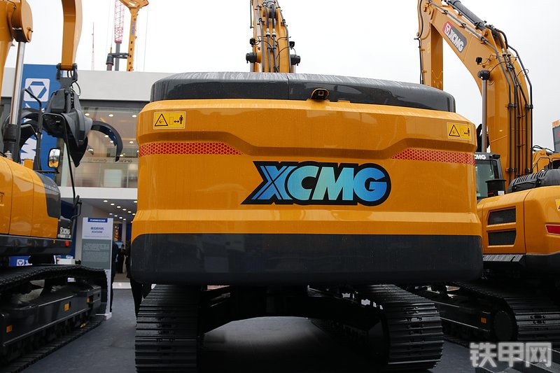 徐工XE270E电动挖掘机局部