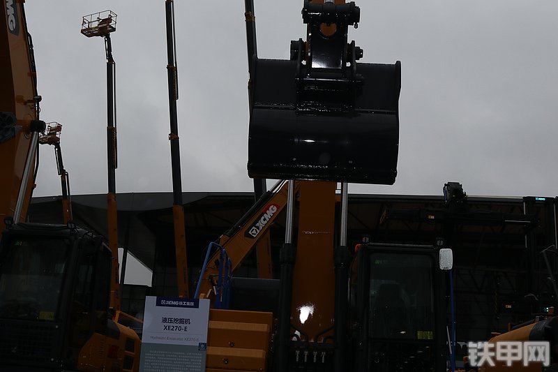 徐工XE270E电动挖掘机整机外观