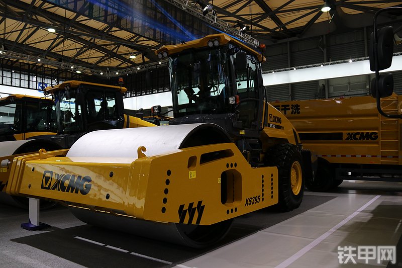 徐工XS395压路机整机外观