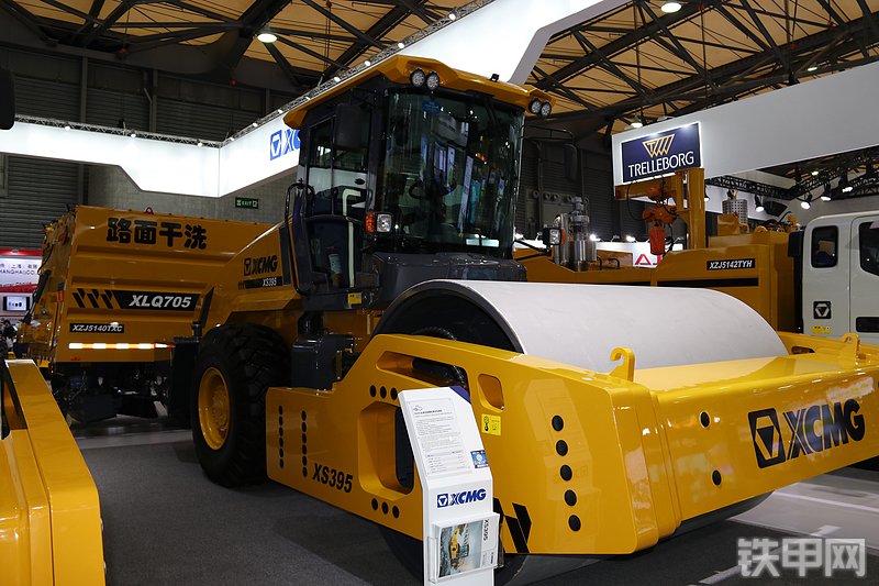 徐工XS395压路机整机外观