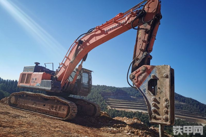 日立ZX520H-5A挖掘机整机外观