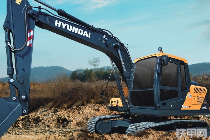 现代R130VS PRO挖掘机整机外观