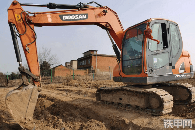 迪万伦DX75-9CN PLUS挖掘机整机外观