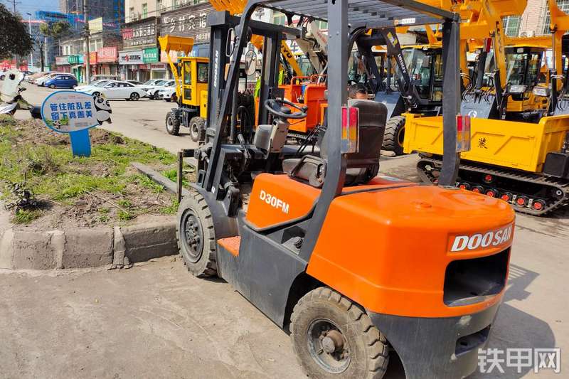 迪万伦D30FM叉车整机外观