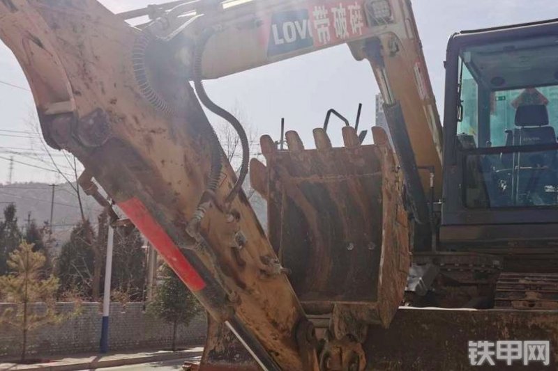 雷沃重工fr75e履带式挖掘机