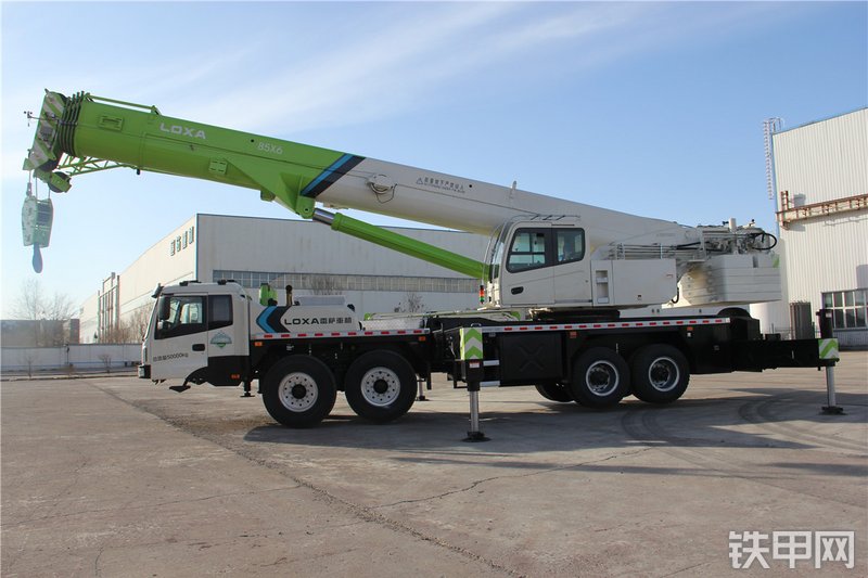 雷萨重机FTC85X6起重机整机外观