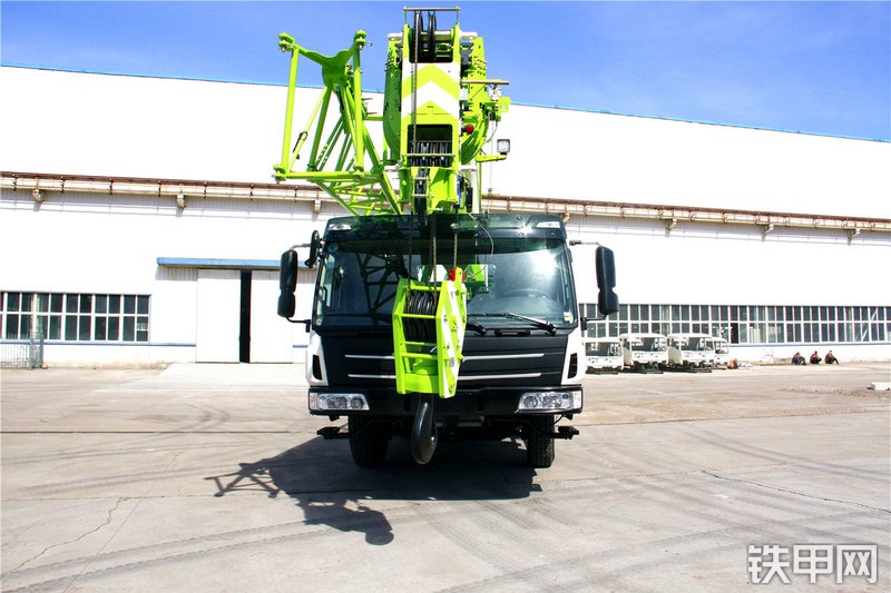 雷萨重机FTC25X5起重机整机外观