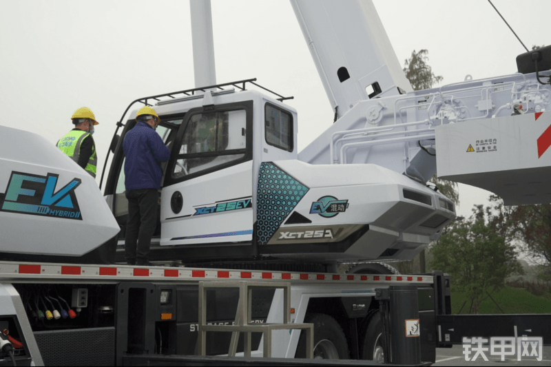 徐工XCT25EV混合动力起重机整机外观