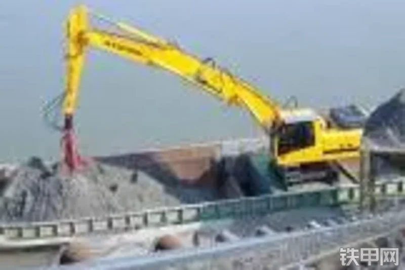 现代R320NLC-7A挖掘机整机外观