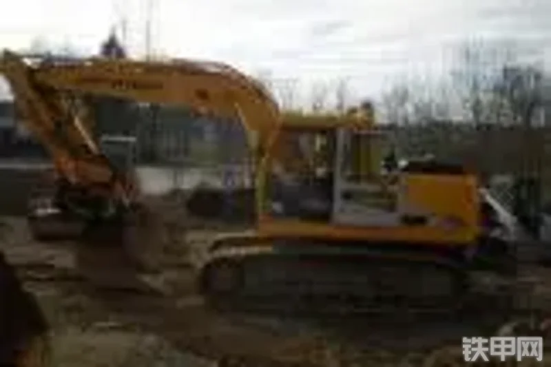 现代R180LCD-7挖掘机整机外观