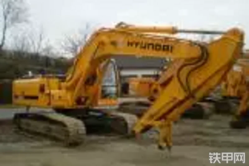 现代R250NLC-7挖掘机整机外观