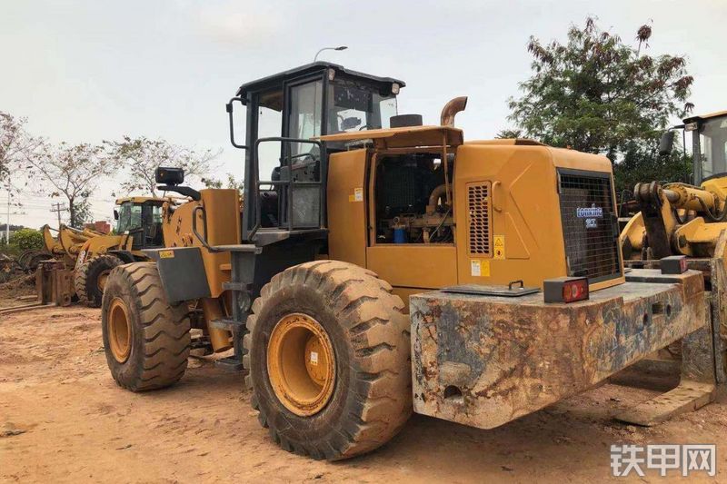 龙工CDM855NW叉装车整机外观