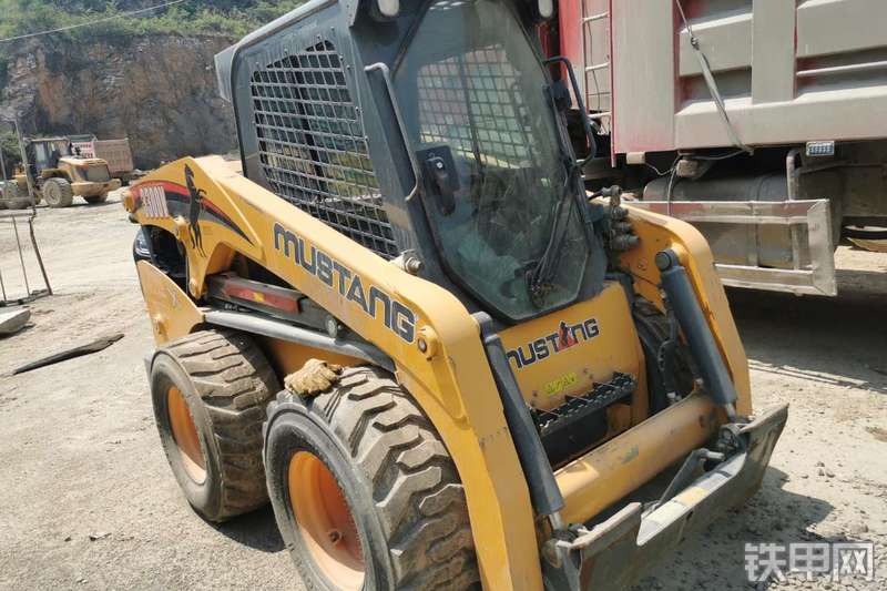 马斯唐3300V滑移装载机整机外观