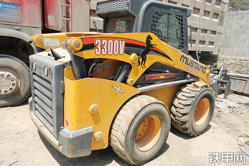 马斯唐3300V滑移装载机整机外观