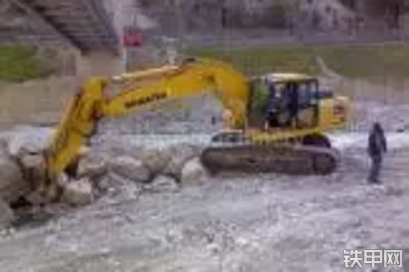 小松PC230NHD-7挖掘机整机外观