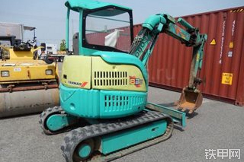 洋马B2U挖掘机整机外观