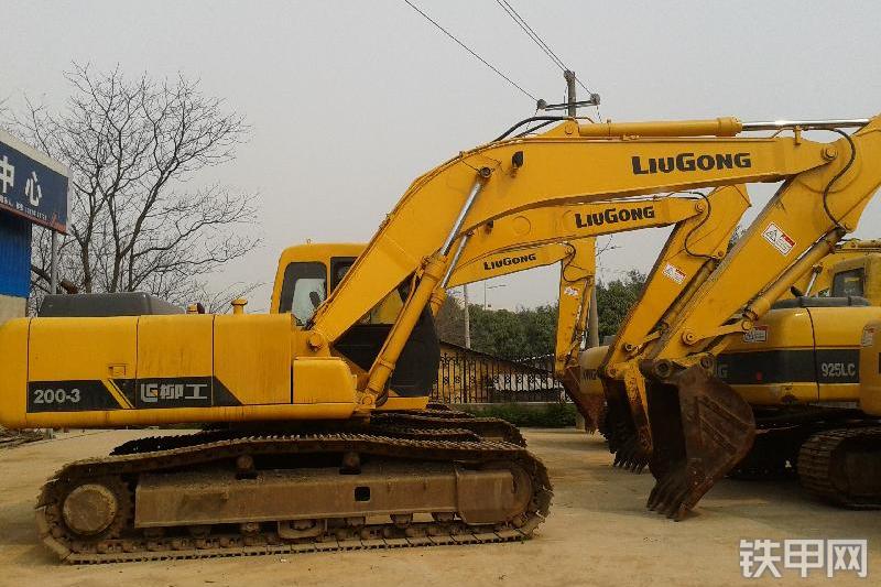 柳工CLG200挖掘机整机外观