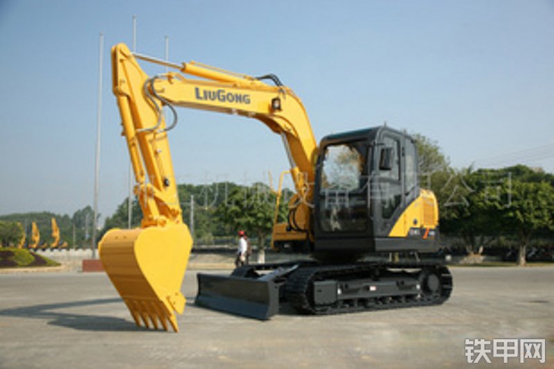 柳工CLG220挖掘机整机外观