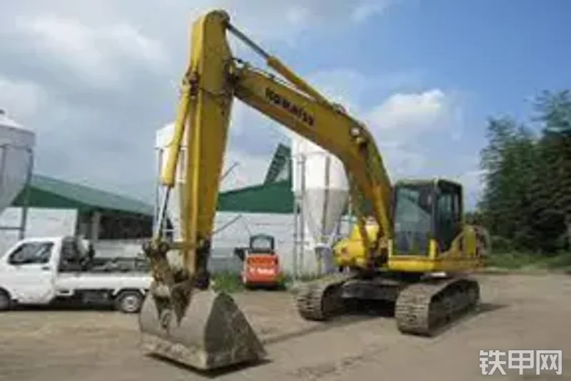 小松PC240-8N1挖掘机整机外观