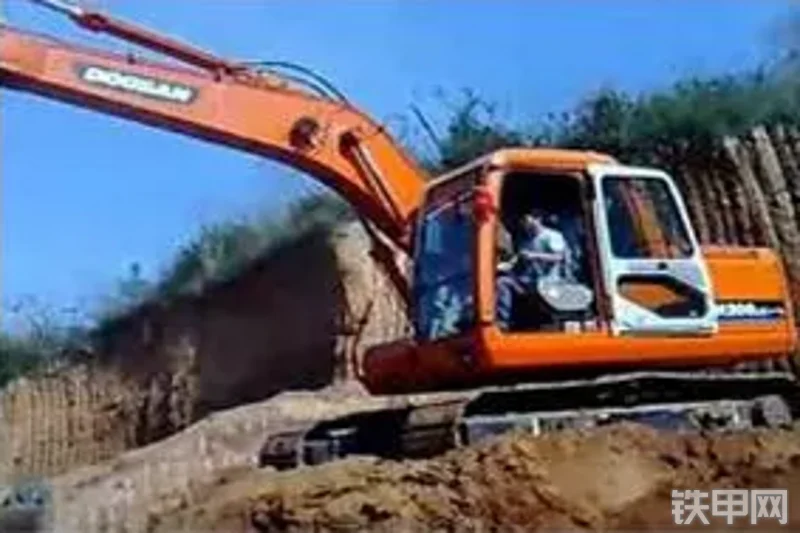 迪万伦DH280LC挖掘机整机外观