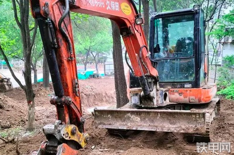 久保田KX155-3挖掘机整机外观