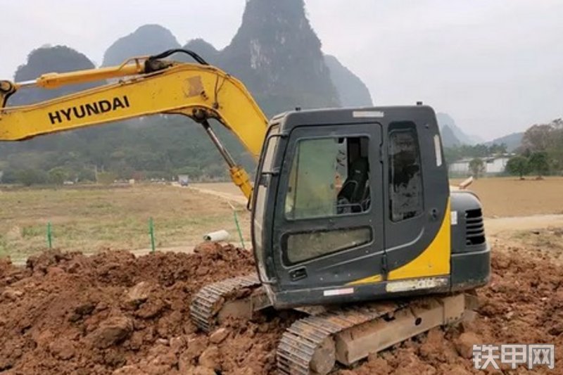 现代R80-7B挖掘机整机外观