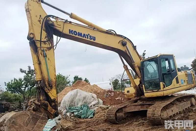 小松PC220-6Z挖掘机整机外观