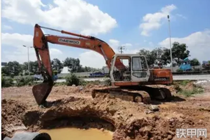 迪万伦DH200-7挖掘机整机外观